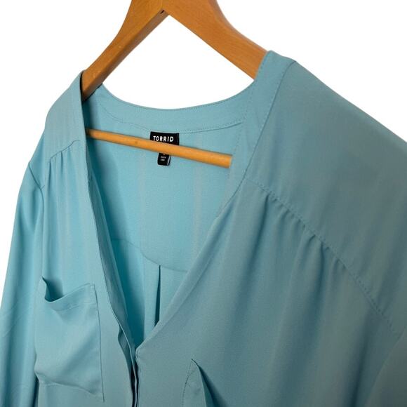 Torrid Harper Blouse Sz 3 Aqua Blue Roll Tab Sleeve V-Neck Pocket Top Plus Size - Picture 6 of 7